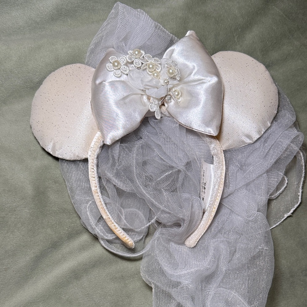Bride Minnie ears!